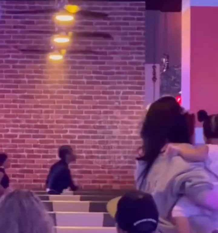 Bagarre au bowling, femme frappée à la tête avec une balle vidéo