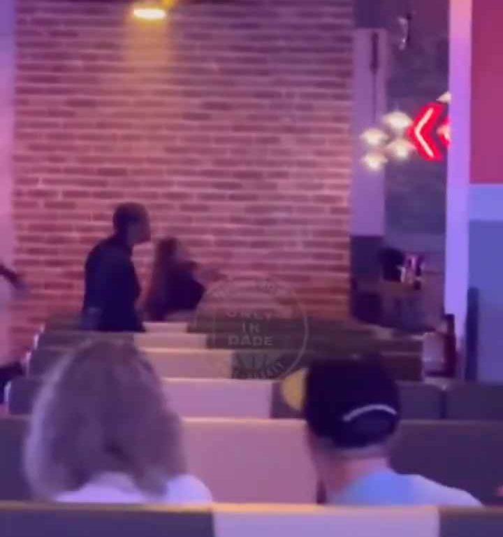 Bagarre au bowling, femme frappée à la tête avec une balle vidéo