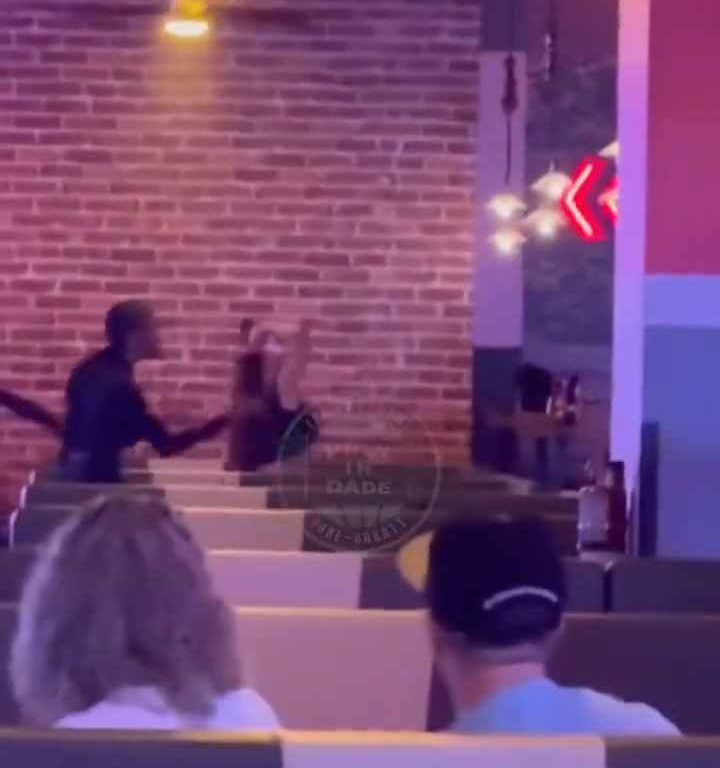 Bagarre au bowling, femme frappée à la tête avec une balle vidéo