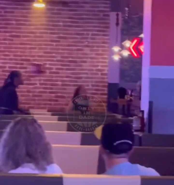 Bagarre au bowling, femme frappée à la tête avec une balle vidéo