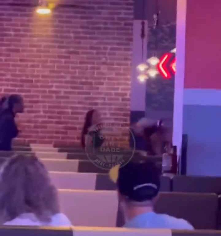 Bagarre au bowling, femme frappée à la tête avec une balle vidéo