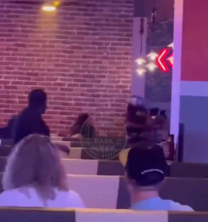 Bagarre au bowling, femme frappée à la tête avec une balle vidéo