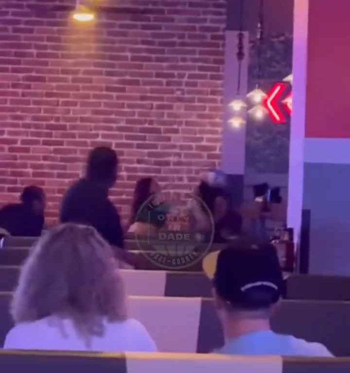 Bagarre au bowling, femme frappée à la tête avec une balle vidéo