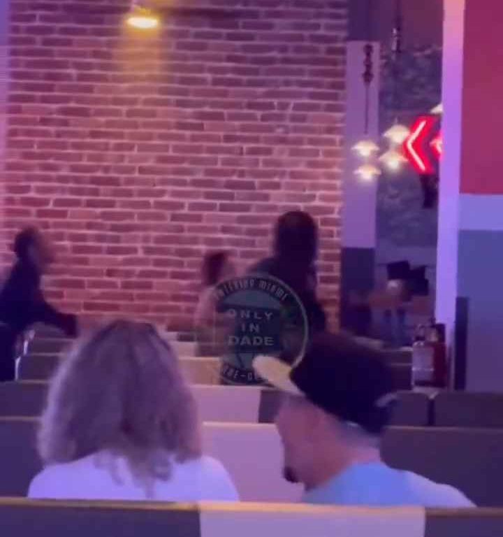 Bagarre au bowling, femme frappée à la tête avec une balle vidéo