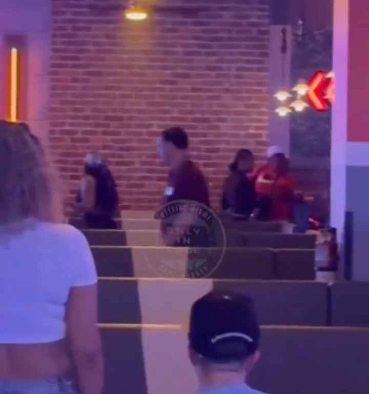 Bagarre au bowling, femme frappée à la tête avec une balle vidéo