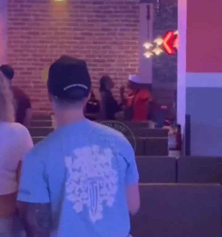 Bagarre au bowling, femme frappée à la tête avec une balle vidéo