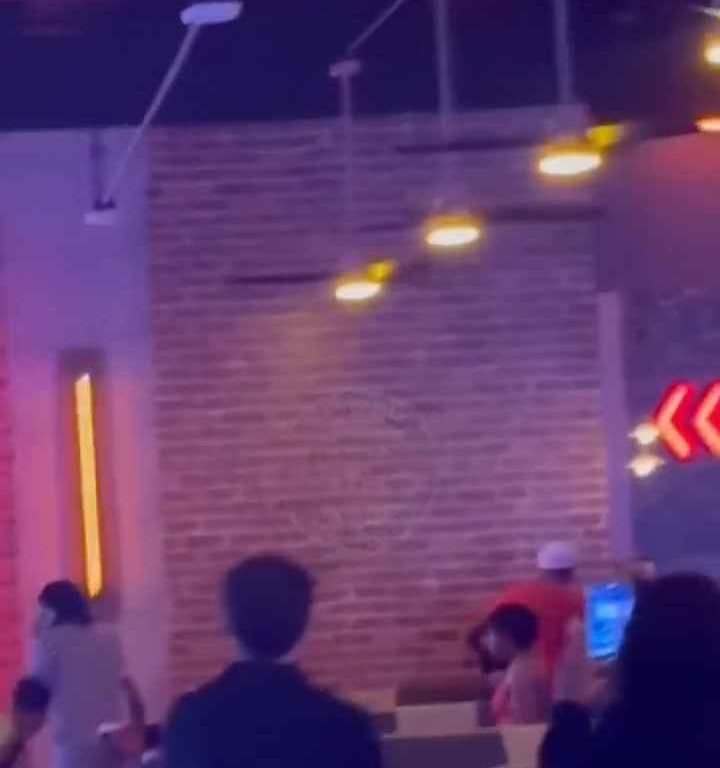 Bagarre au bowling, femme frappée à la tête avec une balle vidéo