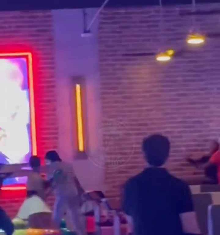 Bagarre au bowling, femme frappée à la tête avec une balle vidéo