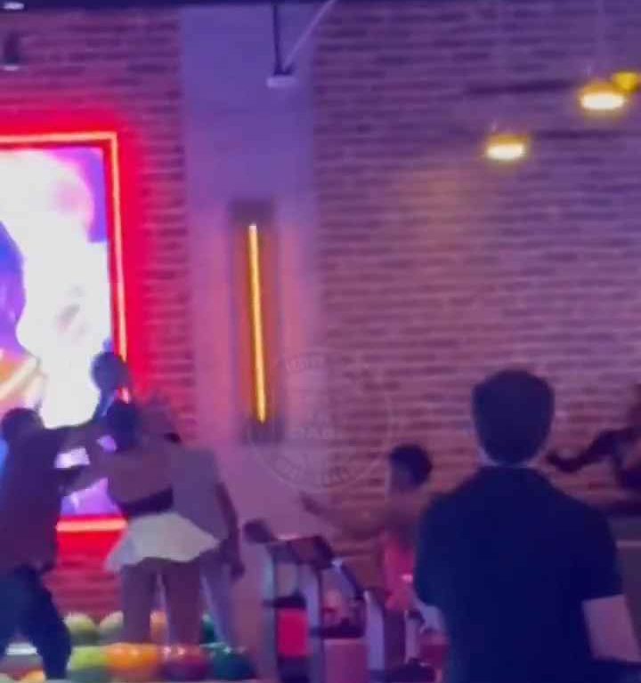 Bagarre au bowling, femme frappée à la tête avec une balle vidéo