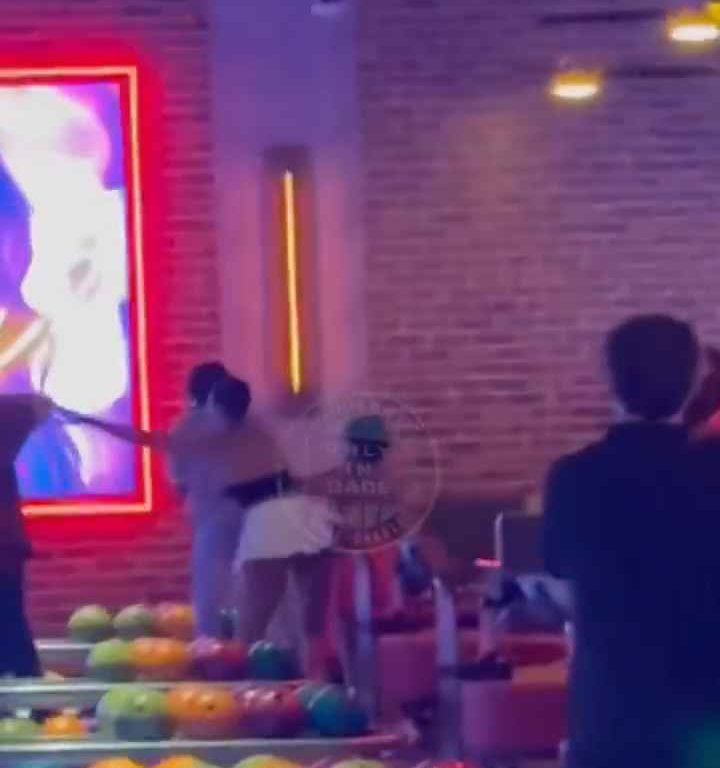 Rissa al bowling, donna colpita in testa con una palla video