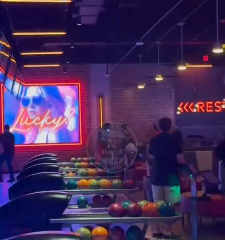 Bagarre au bowling, femme frappée à la tête avec une balle vidéo