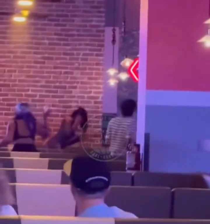 Bagarre au bowling, femme frappée à la tête avec une balle vidéo