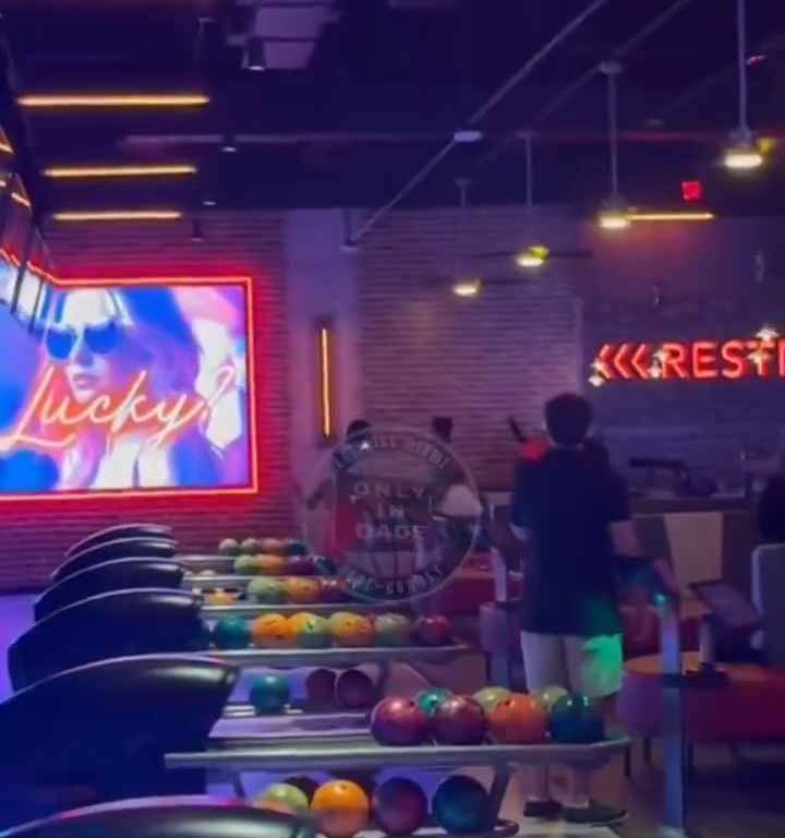 Rissa al bowling, donna colpita in testa con una palla video