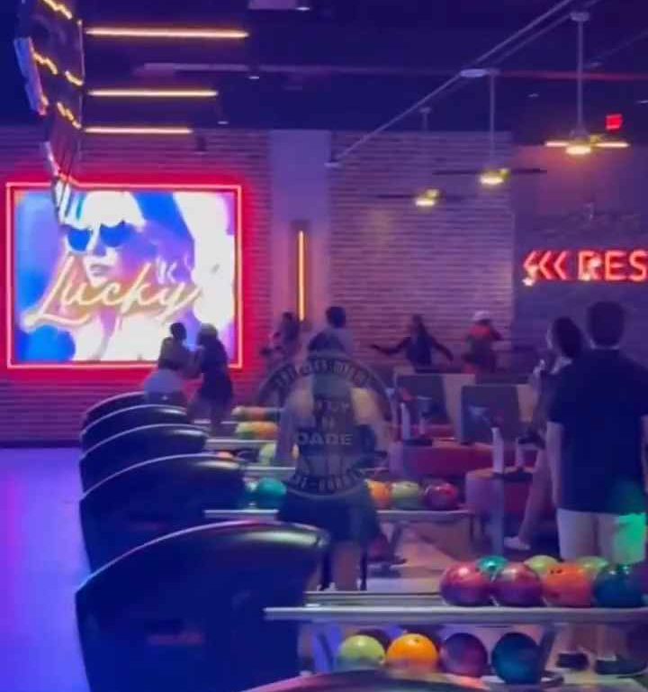 Rissa al bowling, donna colpita in testa con una palla video