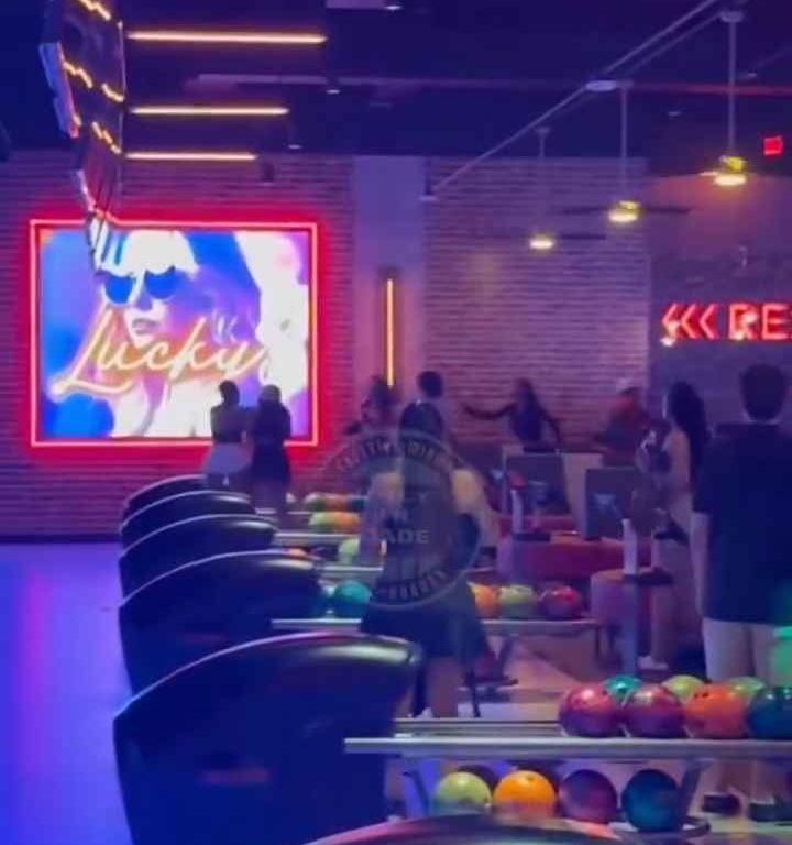 Bagarre au bowling, femme frappée à la tête avec une balle vidéo