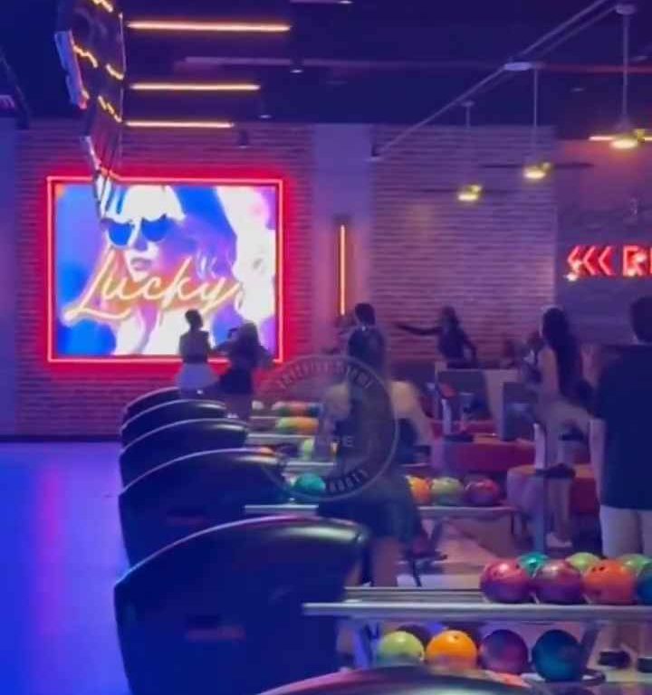 Rissa al bowling, donna colpita in testa con una palla video