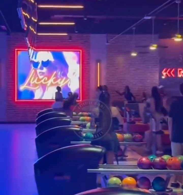 Rissa al bowling, donna colpita in testa con una palla video