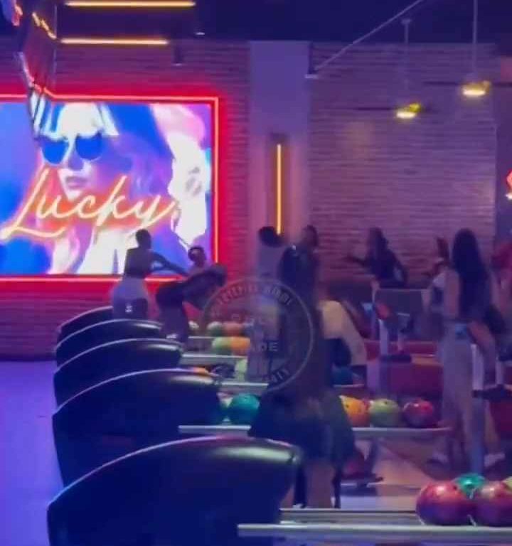 Bagarre au bowling, femme frappée à la tête avec une balle vidéo