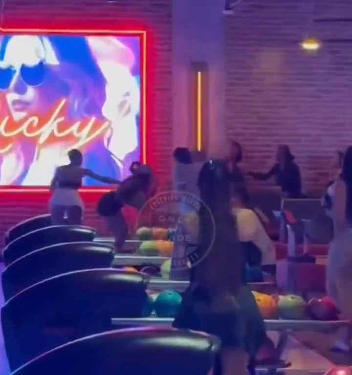 Rissa al bowling, donna colpita in testa con una palla video