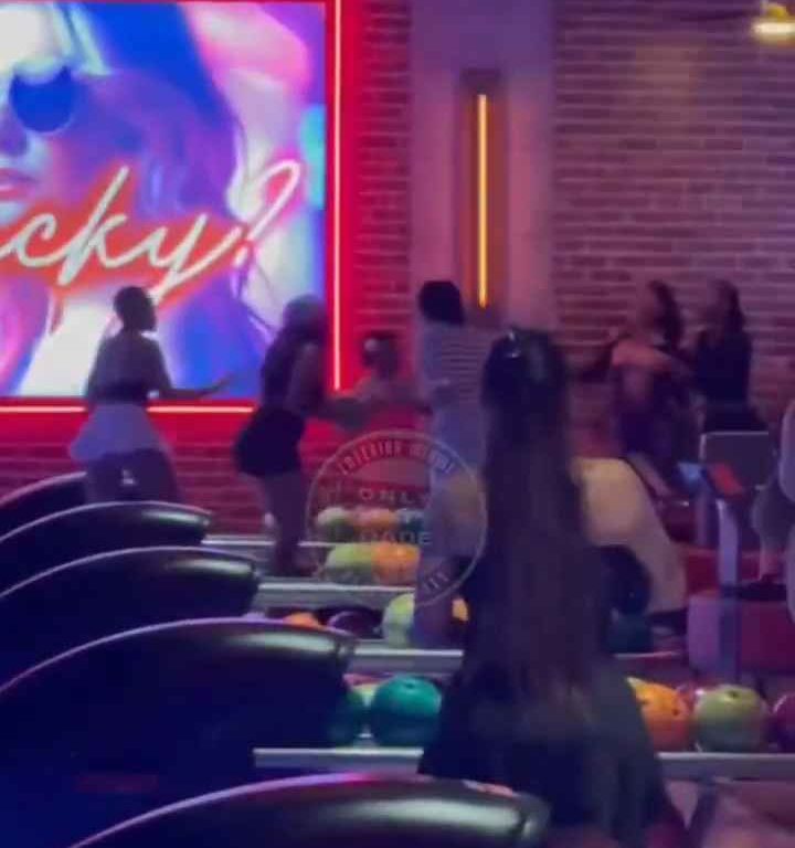 Bagarre au bowling, femme frappée à la tête avec une balle vidéo