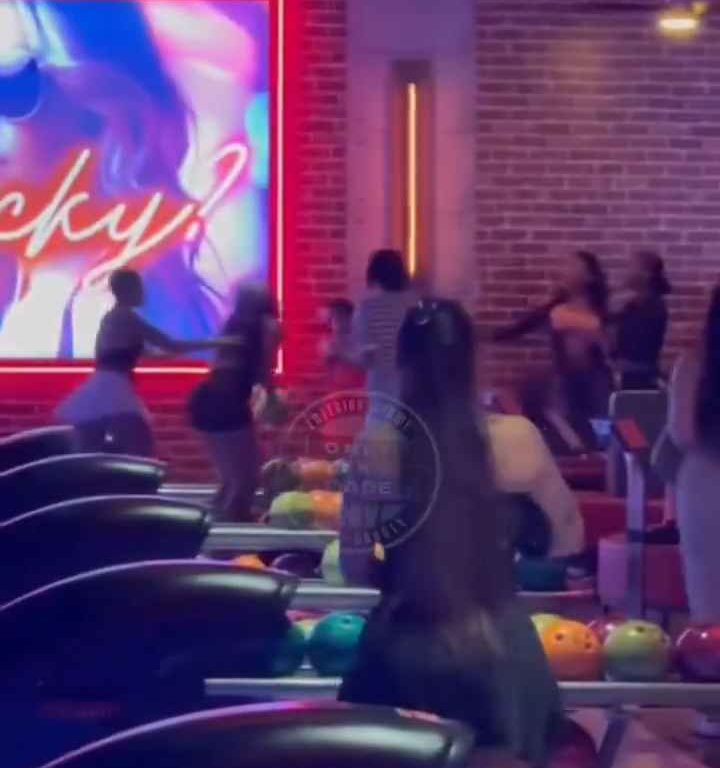 Bagarre au bowling, femme frappée à la tête avec une balle vidéo