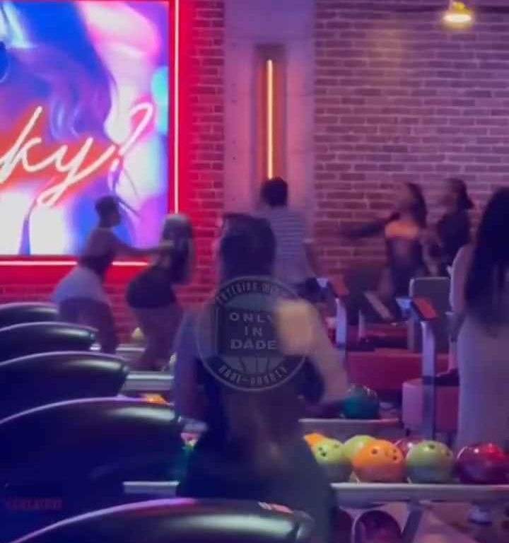 Rissa al bowling, donna colpita in testa con una palla video