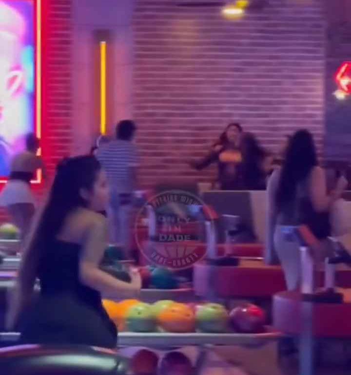 Bagarre au bowling, femme frappée à la tête avec une balle vidéo