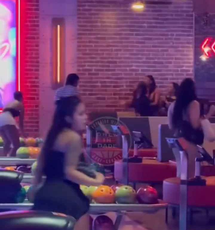 Rissa al bowling, donna colpita in testa con una palla video