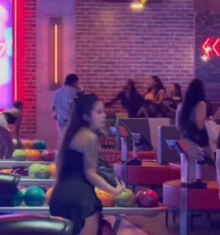 Rissa al bowling, donna colpita in testa con una palla video