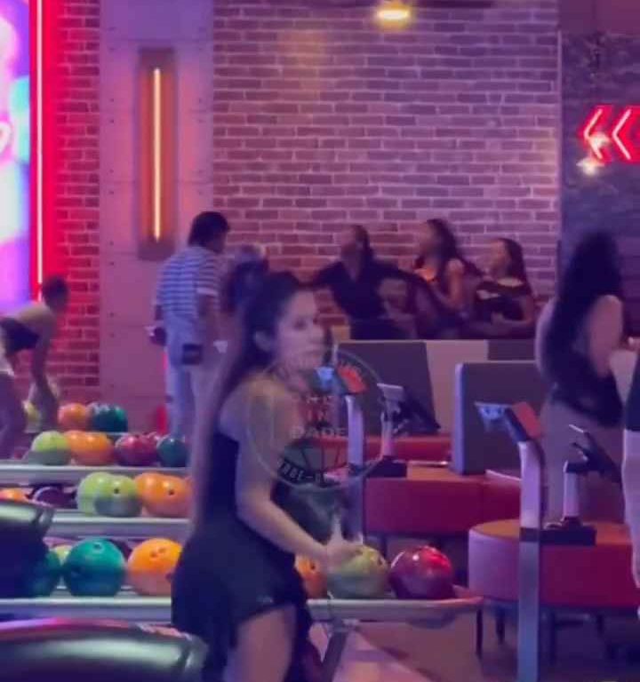 Rissa al bowling, donna colpita in testa con una palla video