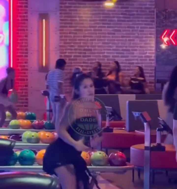 Bagarre au bowling, femme frappée à la tête avec une balle vidéo