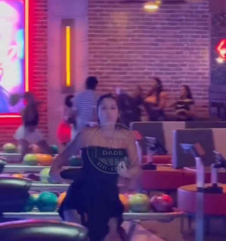 Bagarre au bowling, femme frappée à la tête avec une balle vidéo