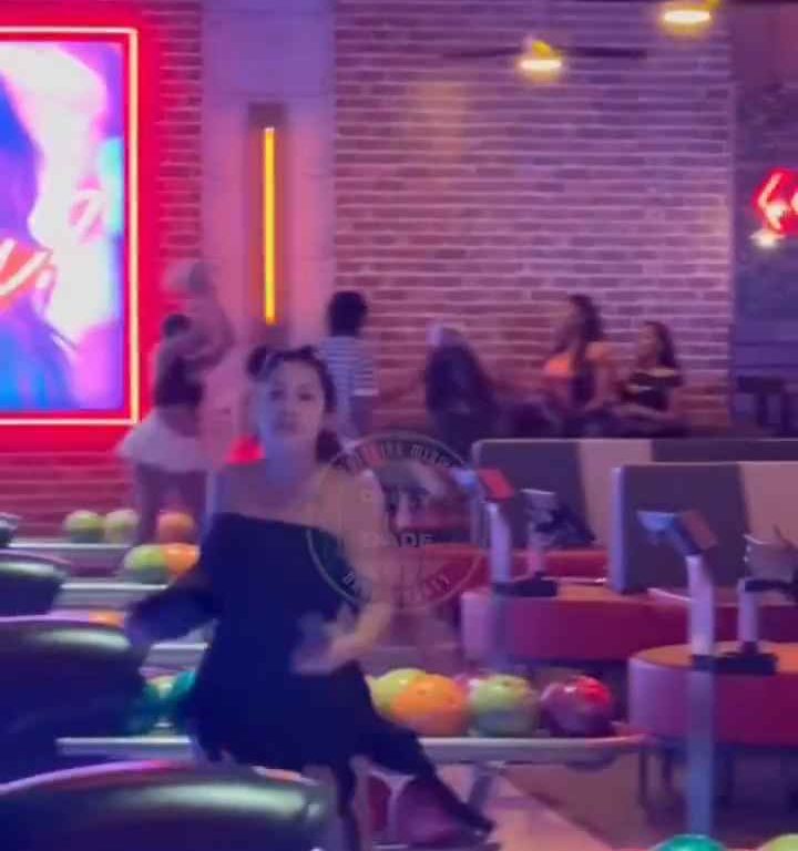 Bagarre au bowling, femme frappée à la tête avec une balle vidéo