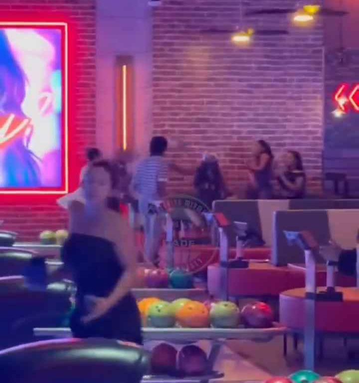 Bagarre au bowling, femme frappée à la tête avec une balle vidéo