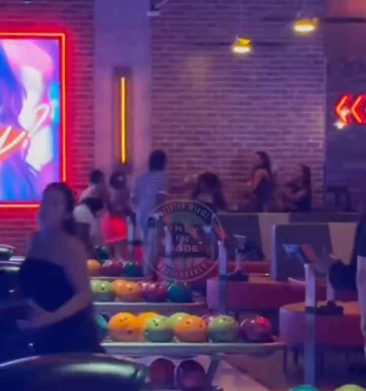 Rissa al bowling, donna colpita in testa con una palla video