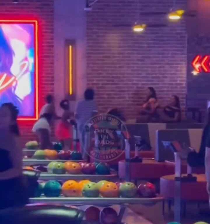 Bagarre au bowling, femme frappée à la tête avec une balle vidéo