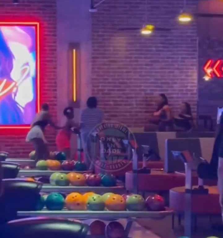 Bagarre au bowling, femme frappée à la tête avec une balle vidéo