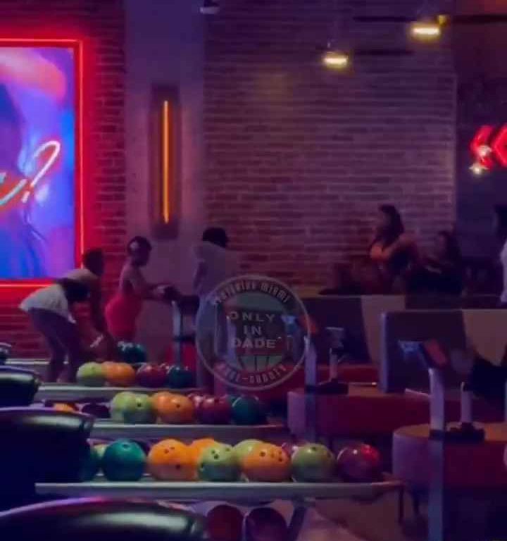 Rissa al bowling, donna colpita in testa con una palla video