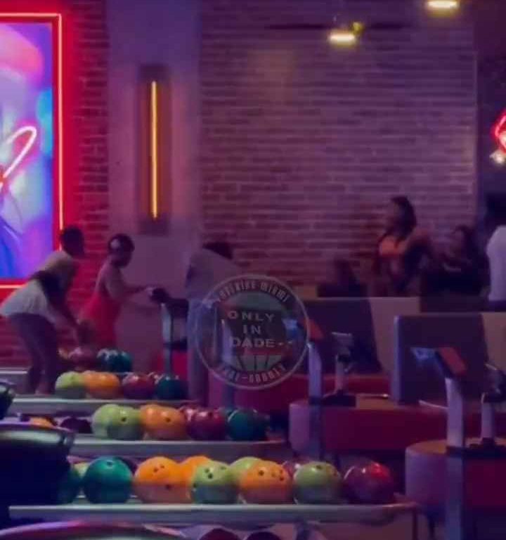 Rissa al bowling, donna colpita in testa con una palla video