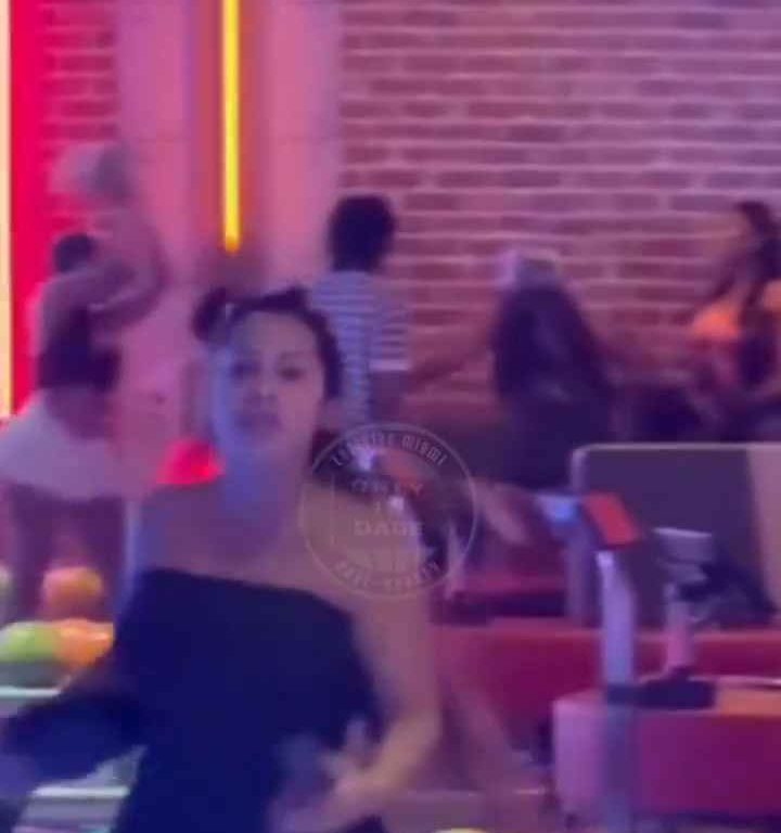 Bagarre au bowling, femme frappée à la tête avec une balle vidéo