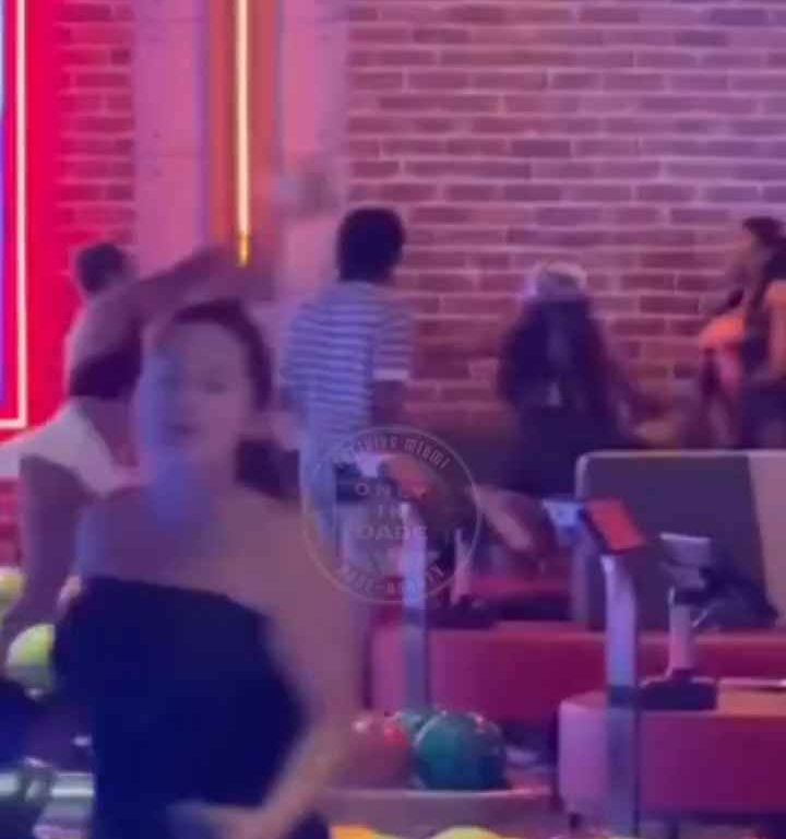 Rissa al bowling, donna colpita in testa con una palla video