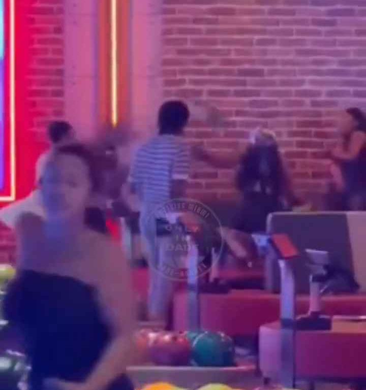 Rissa al bowling, donna colpita in testa con una palla video