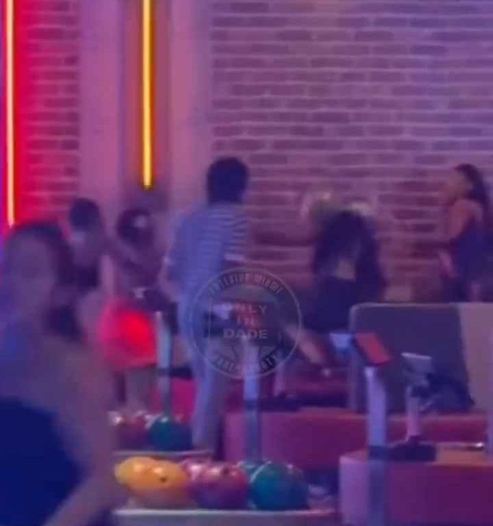 Rissa al bowling, donna colpita in testa con una palla video