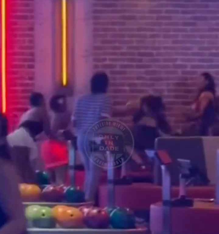 Rissa al bowling, donna colpita in testa con una palla video