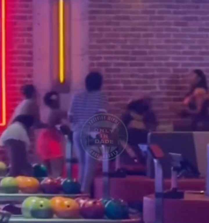 Bagarre au bowling, femme frappée à la tête avec une balle vidéo