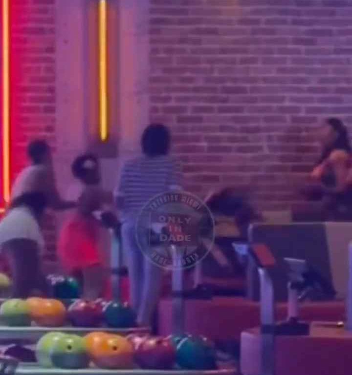 Bagarre au bowling, femme frappée à la tête avec une balle vidéo