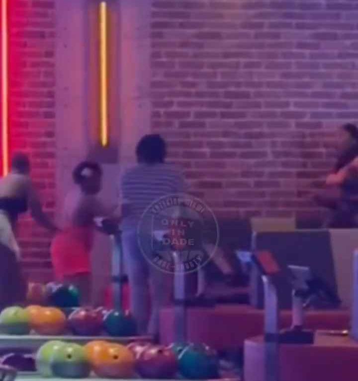 Bagarre au bowling, femme frappée à la tête avec une balle vidéo