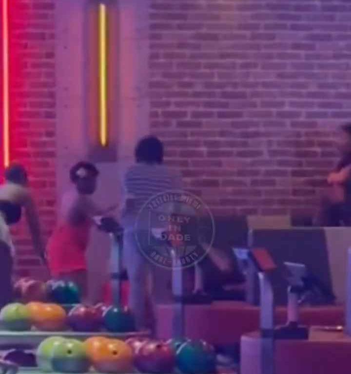 Rissa al bowling, donna colpita in testa con una palla video