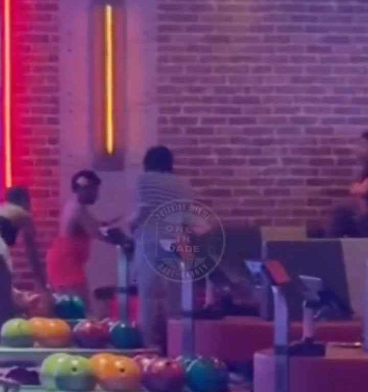 Rissa al bowling, donna colpita in testa con una palla video