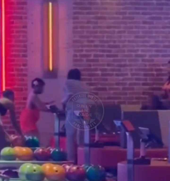 Rissa al bowling, donna colpita in testa con una palla video